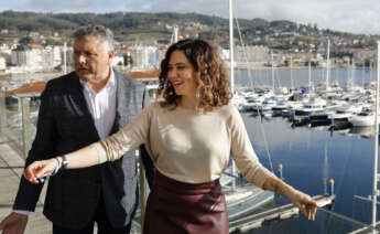 SANXENXO (PONTEVEDRA), 16/02/2024.- La presidenta de la Comunidad de Madrid, Isabel Díaz Ayuso, junto al alcalde de Sanxenxo, Telmo Martín, en la terraza del Náutico, donde participó en un desayuno con empresarios, dentro de la campaña para las elecciones gallegas del domingo, hoy viernes en la localidad pontevedresa EFE/Lavandeira jr