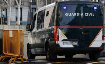 Un furgón de la Guardia Civil accede al garaje de la Audiencia Nacional en Madrid. EFE/ Sergio Pérez