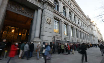 Numerosas personas hace colas ante el Banco de España para comprar deuda pública española. EFE/ Javier Lizon