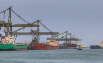Buques de graneleros náuticos en el puerto