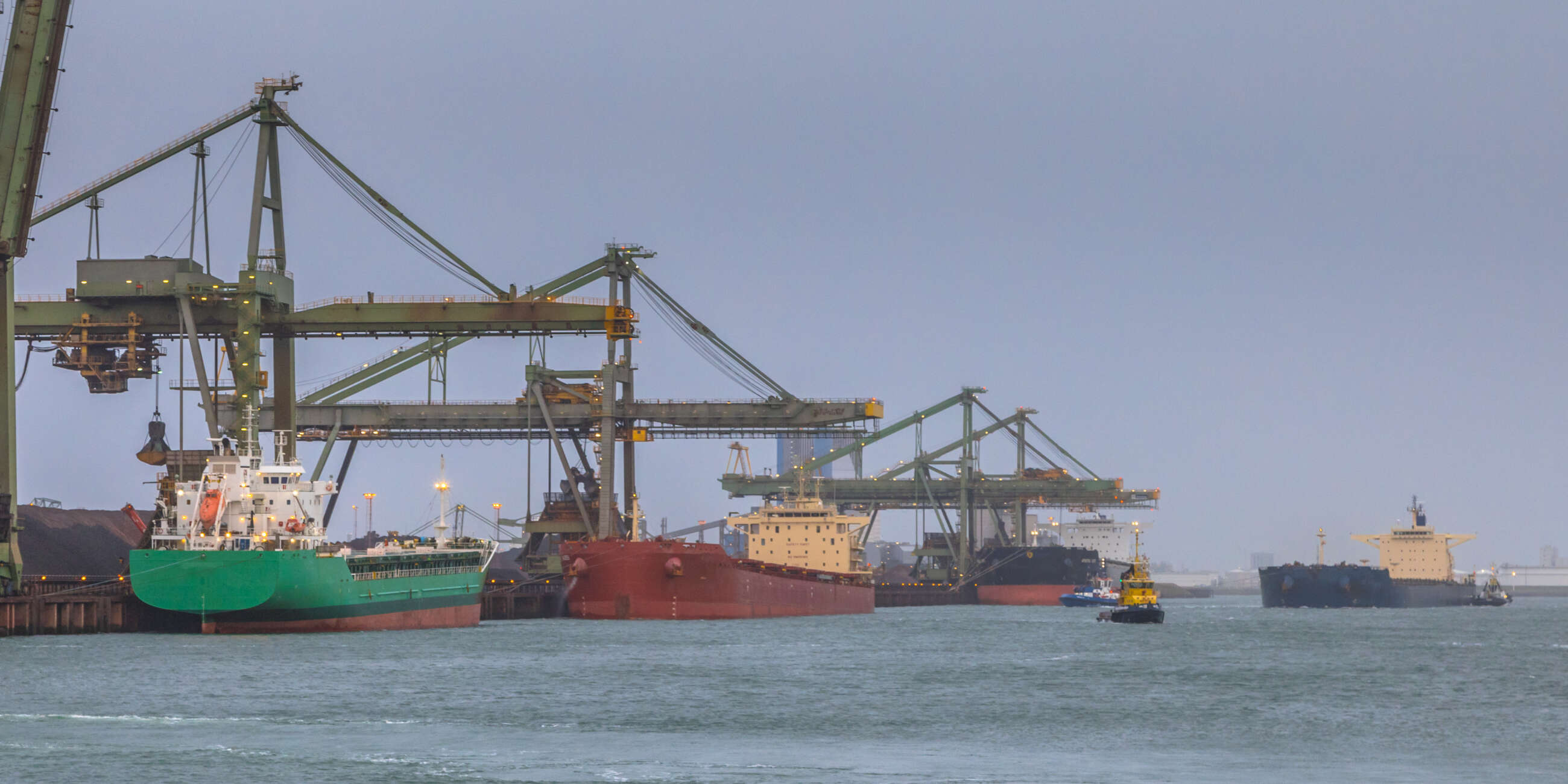 Buques de graneleros náuticos en el puerto