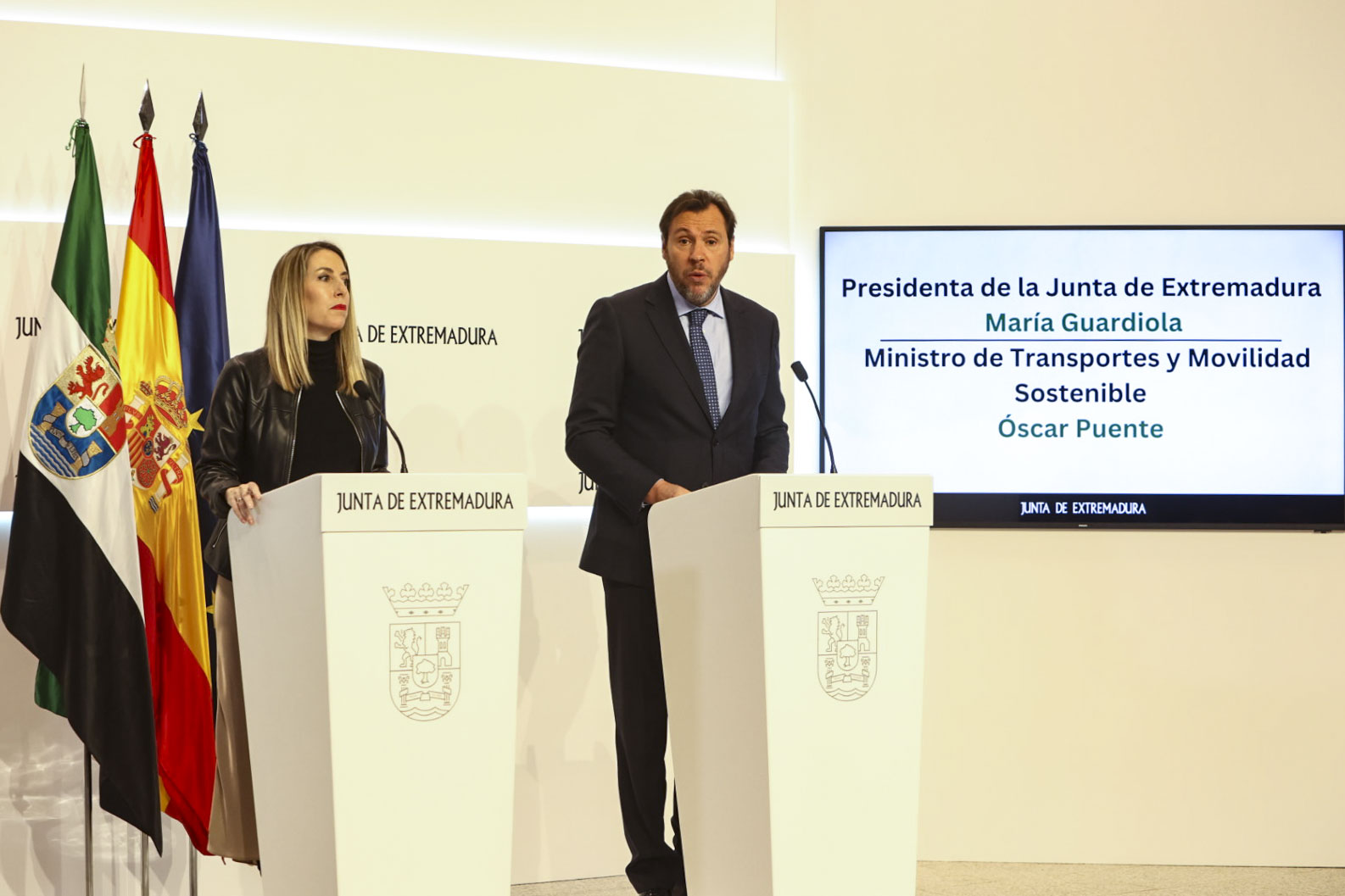 El ministro de Transportes y Movilidad Sostenible, Óscar Puente, y la presidenta de la Junta de Extremadura, María Guardiola. EFE/ Jero Morales