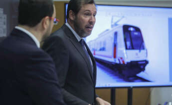 OVIEDO, 15/02/2024.- El presidente del Principado, Adrián Barbón (i), y el ministro de Transportes y Movilidad Sostenible, Óscar Puente (d), durante la rueda de prensa posterior a la reunión que mantuvieron este jueves para analizar las inversiones en infraestructuras ferroviarias en Asturias. EFE/ J.L.Cereijido