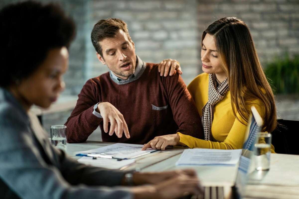 Una pareja consulta las condiciones de la hipoteca con su gestor financiero. Foto: Freepik.