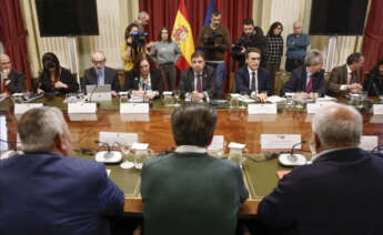 El ministro de Agricultura, Pesca y Alimentación, Luis Planas (c), recibe a las organizaciones agrarias Asaja, COAG y UPA para abordar las decisiones adoptadas este lunes en el Consejo de Ministros de Agricultura de la UE, mientras los agricultores catalanes prolongan hasta el jueves sus protestas.EFE/ Sergio Perez