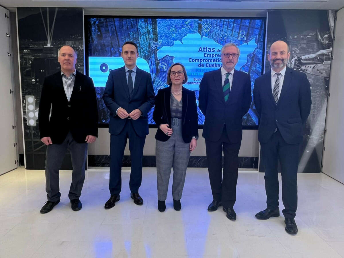 De izquierda a derecha, Marcelino Fernández Mallo, director técnico del Atlas de la Empresa Comprometida de Euskadi; Jabier Larrañaga, director de Empresas de Kutxabank; María Garayo, directora del Atlas y de la consultora Sofiver; Juan García, CEO de Grupo Economía Digital; y Asier Arambarri, director de Innovación Social del Gobierno vasco