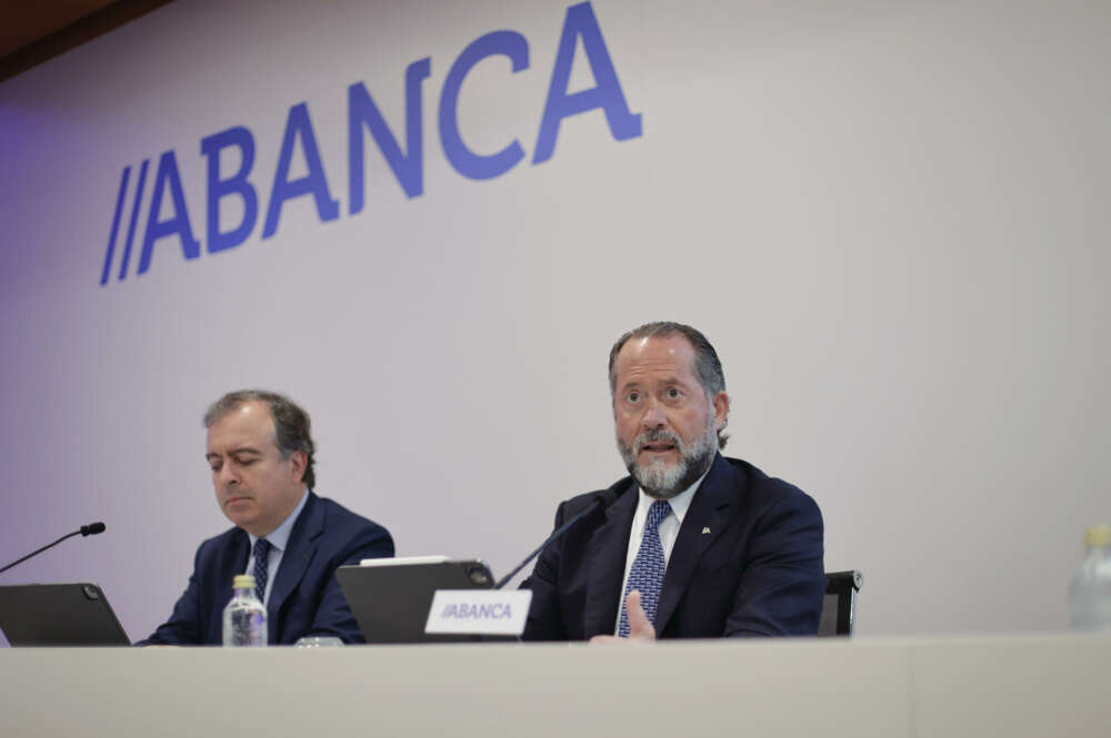 SANTIAGO DE COMPOSTELA, 28/07/2023.- El presidente de Abanca, Juan Carlos Escotet (d), junto al consejero delegado, Francisco Botas (i), presenta en rueda de prensa los resultados obtenidos por el banco en el segundo trimestre de 2023, este viernes en Santiago de Compostela. EFE/Cabalar