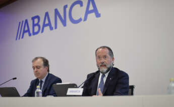 SANTIAGO DE COMPOSTELA, 28/07/2023.- El presidente de Abanca, Juan Carlos Escotet (d), junto al consejero delegado, Francisco Botas (i), presenta en rueda de prensa los resultados obtenidos por el banco en el segundo trimestre de 2023, este viernes en Santiago de Compostela. EFE/Cabalar