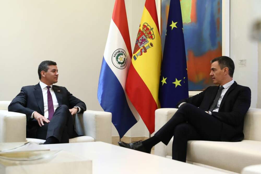 El presidente del Gobierno, Pedro Sánchez, recibe al presidente de Paraguay, Santiago Peña. Foto: Servimedia.