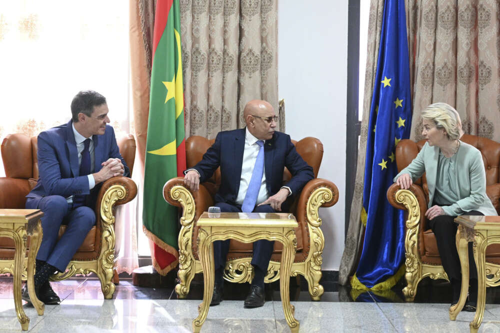 NUAKCHOT (MAURITANIA), 08/02/2024.- El presidente del Gobierno, Pedro Sánchez, y la presidenta de la Comisión Europea, Ursula von der Leyen, se reúnen con el presidente mauritano, Mohamed Ould Ghazouani, en el Palacio Presidencial, este jueves, en Nuakchot (Mauritania). EFE/ Borja Puig de la Bellacasa/Pool Moncloa SOLO USO EDITORIAL/SOLO DISPONIBLE PARA ILUSTRAR LA NOTICIA QUE ACOMPAÑA (CRÉDITO OBLIGATORIO)