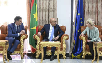 NUAKCHOT (MAURITANIA), 08/02/2024.- El presidente del Gobierno, Pedro Sánchez, y la presidenta de la Comisión Europea, Ursula von der Leyen, se reúnen con el presidente mauritano, Mohamed Ould Ghazouani, en el Palacio Presidencial, este jueves, en Nuakchot (Mauritania). EFE/ Borja Puig de la Bellacasa/Pool Moncloa SOLO USO EDITORIAL/SOLO DISPONIBLE PARA ILUSTRAR LA NOTICIA QUE ACOMPAÑA (CRÉDITO OBLIGATORIO)