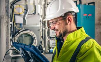 Trabajador de una empresa que suministra energía. Foto: Envato