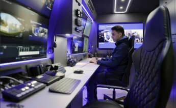 A CORUÑA, 21/11/2023.- Un trabajador en la furgoneta desde la que opera del centro de experimentación avanzada en Inteligencia Artificial, del Instituto Tecnológico de Galicia, ubicado en la Cidade das TIC de A Coruña, que se ha inaugurado este martes. EFE/Cabalar