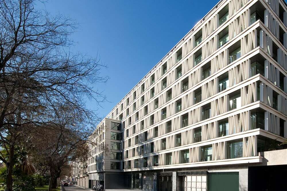 Edificio de oficinas de nueva construción. Colonial