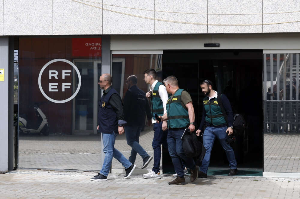 Agentes de la UCO, a la salida de la sede de la Federación Española de Fútbol. EFE/J.J. Guillén