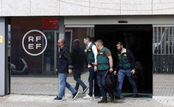 Agentes de la UCO, a la salida de la sede de la Federación Española de Fútbol. EFE/J.J. Guillén