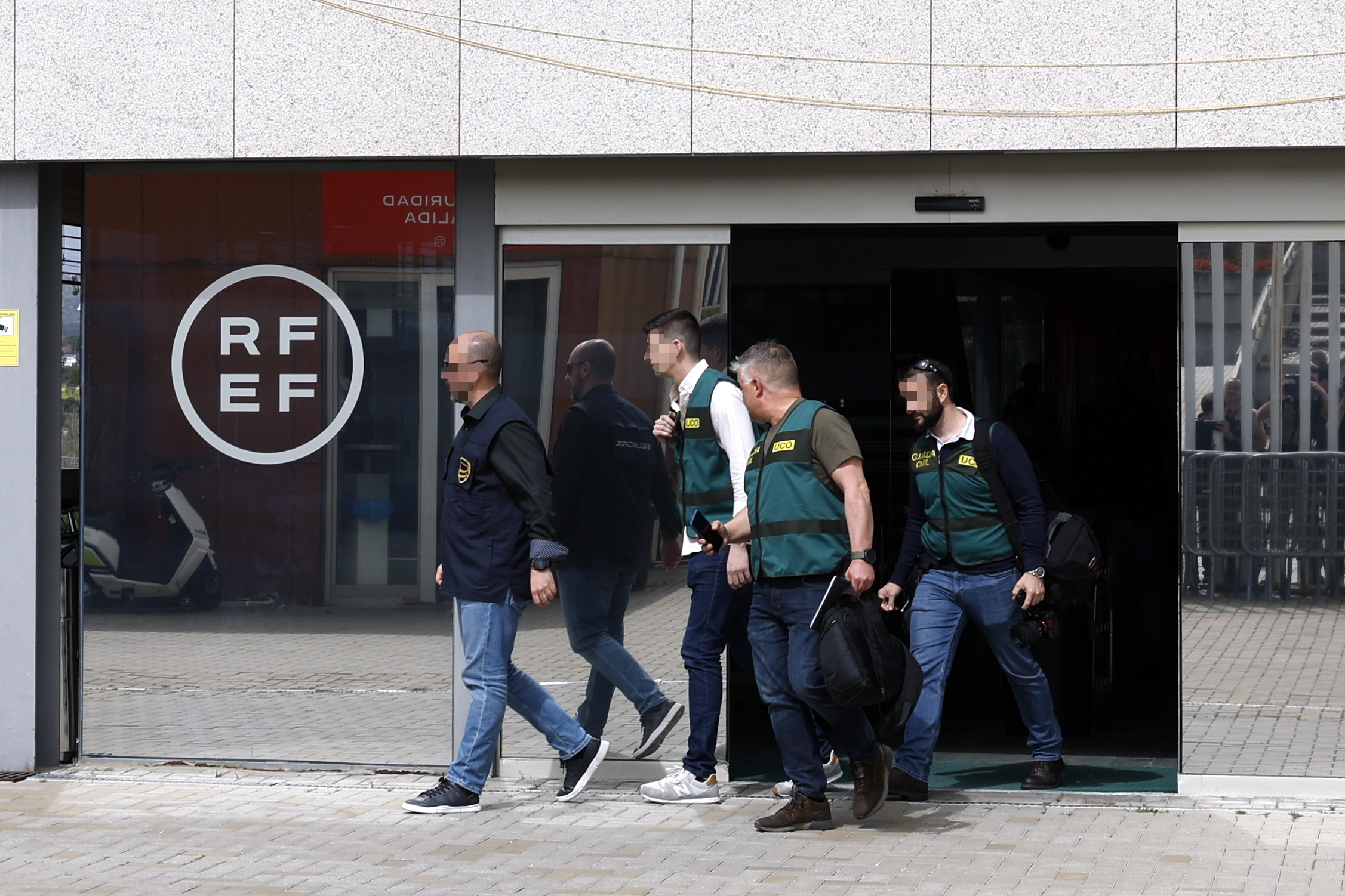 Agentes de la UCO, a la salida de la sede de la Federación Española de Fútbol. EFE/J.J. Guillén