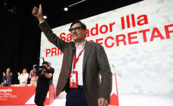 BARCELONA, 16/03/2024.-El primer secretario del PSC, Salvador Illa, saluda tras ser elegido primer secretario del PSC y candidato a presidente de la Generalitat de Cataluña durante la segunda jornada del XV Congreso del PSC que se celebra en Barcelona. EFE/Quique García