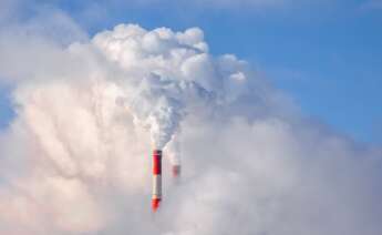 Una chimenea expulsa humo | Foto de Shutterstock