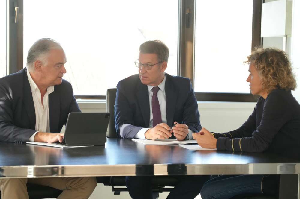 Pons, Feijóo y Montserrat dialogan en la sede nacional del PP | Foto del Partido Popular