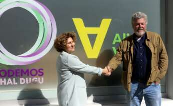Pilar Garrido y Juantxo López de Uralde se dan la mano tras firmar el acuerdo de coalición | Foto de Podemos Euskadi