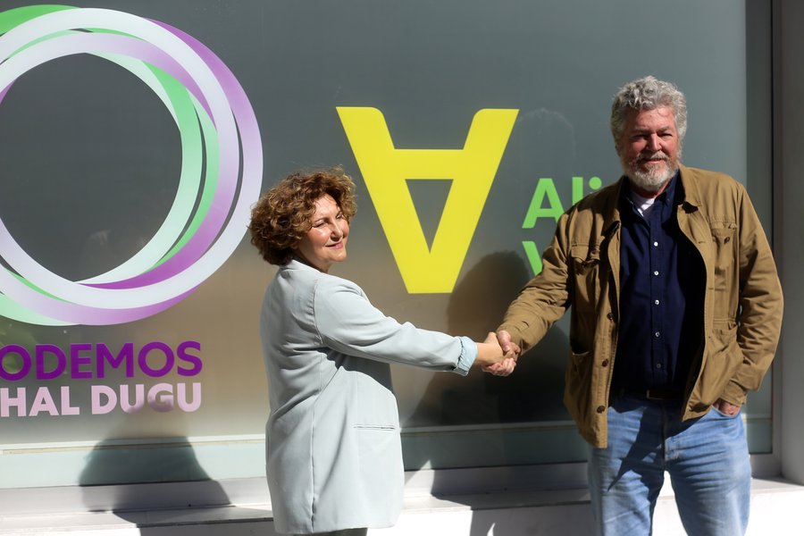 Pilar Garrido y Juantxo López de Uralde se dan la mano tras firmar el acuerdo de coalición | Foto de Podemos Euskadi