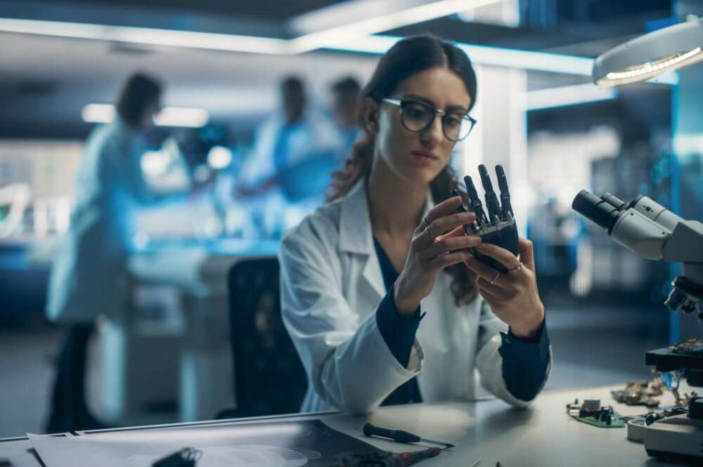 Una mujer trabaja en un laboratorio tecnológico | Foto de 123RF/gorodenkoff