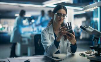 Una mujer trabaja en un laboratorio tecnológico | Foto de 123RF/gorodenkoff