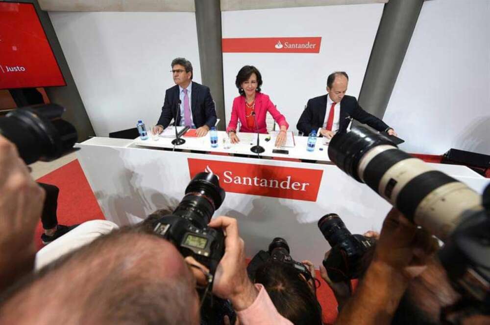 Ana Botín informando ante los medios de la compra de Banco Popular por Banco Santander. EFE