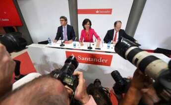 Ana Botín informando ante los medios de la compra de Banco Popular por Banco Santander. EFE
