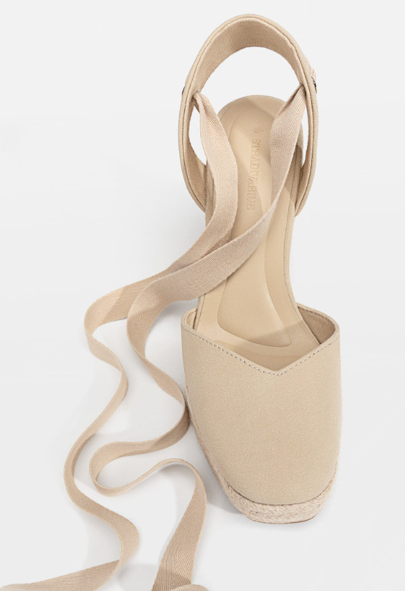 Las sandalias de Stradivarius estilo alpargatas de cuña de yute atadas