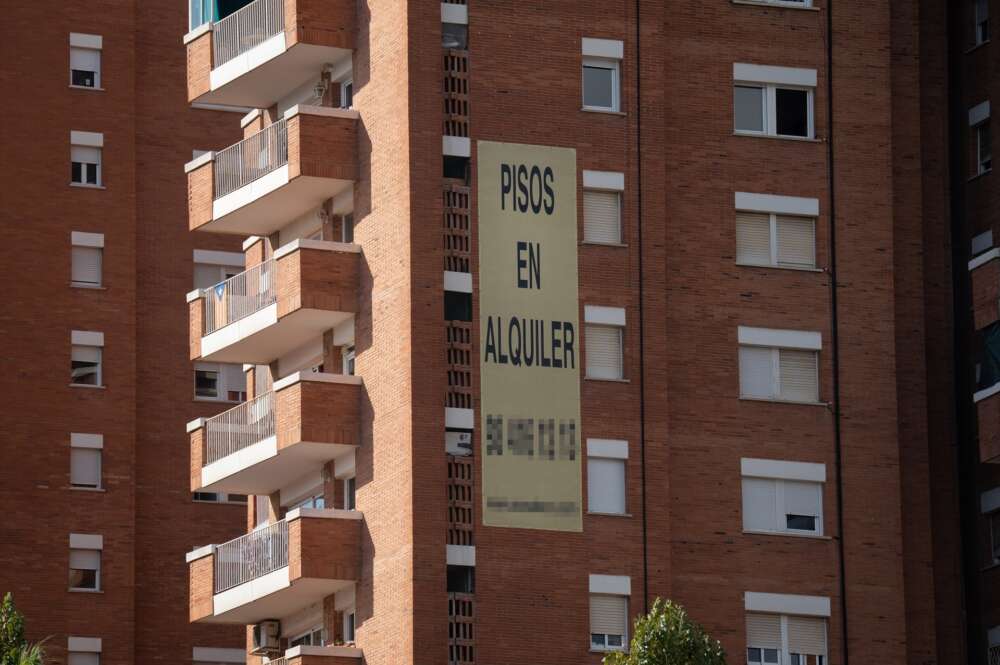 Cartel de alquiler de viviendas en la fachada de un edificio en Barcelona. Foto David Zorraquino / Europa Press