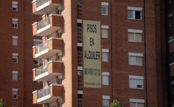 Cartel de alquiler de viviendas en la fachada de un edificio en Barcelona. Foto David Zorraquino / Europa Press