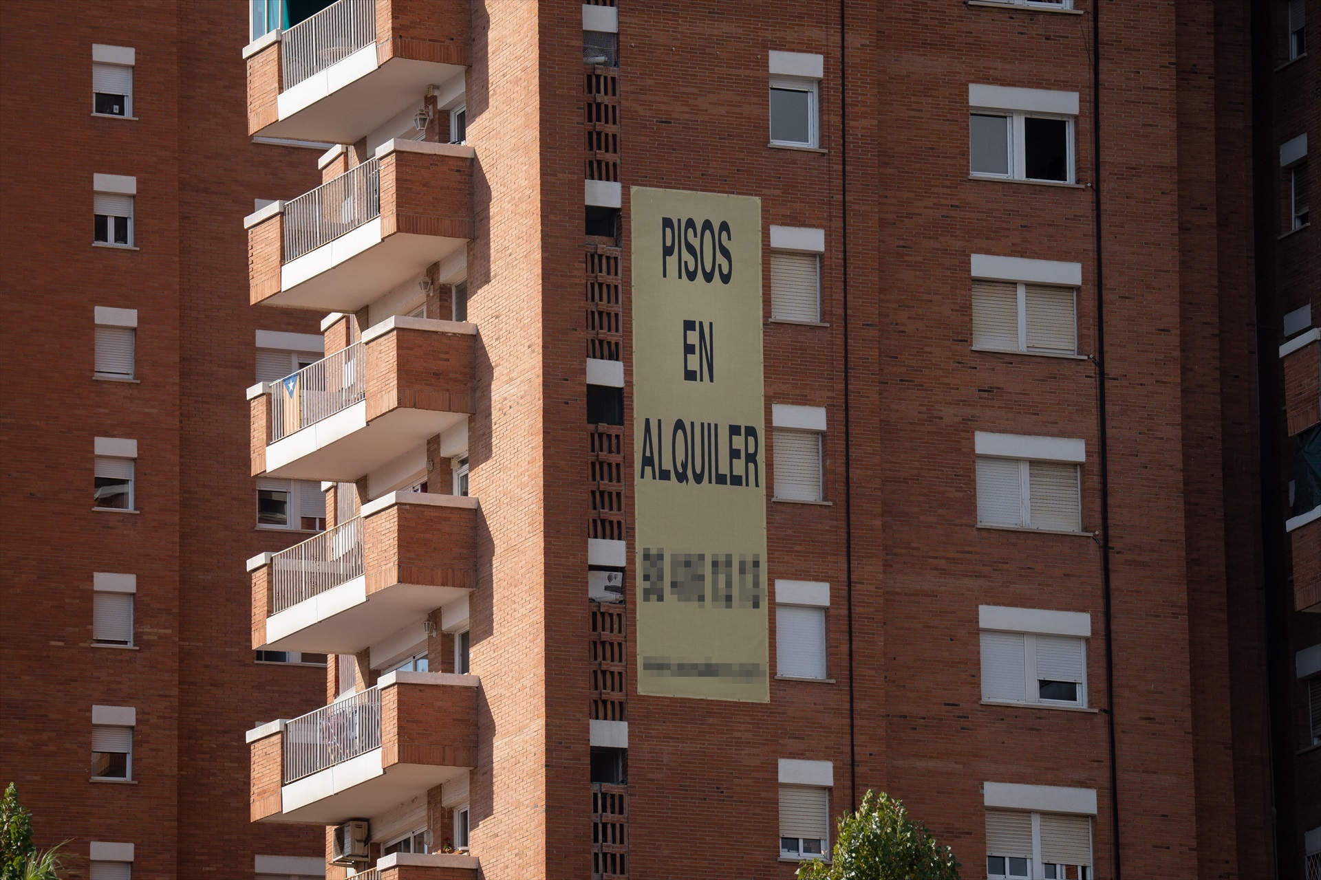 Cartel de alquiler de viviendas en la fachada de un edificio en Barcelona. Foto David Zorraquino / Europa Press
