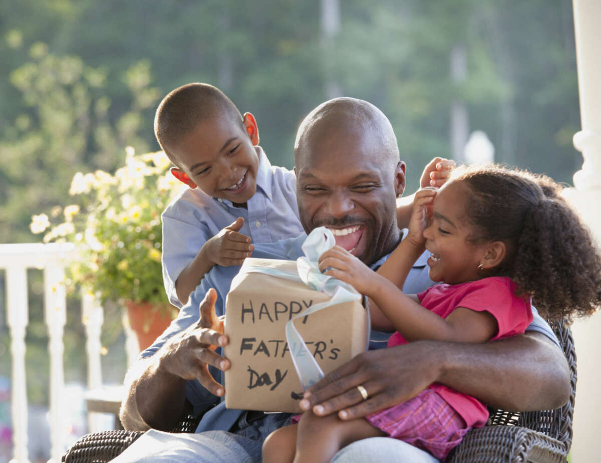 Una familia celebra el día del padre con un regalo