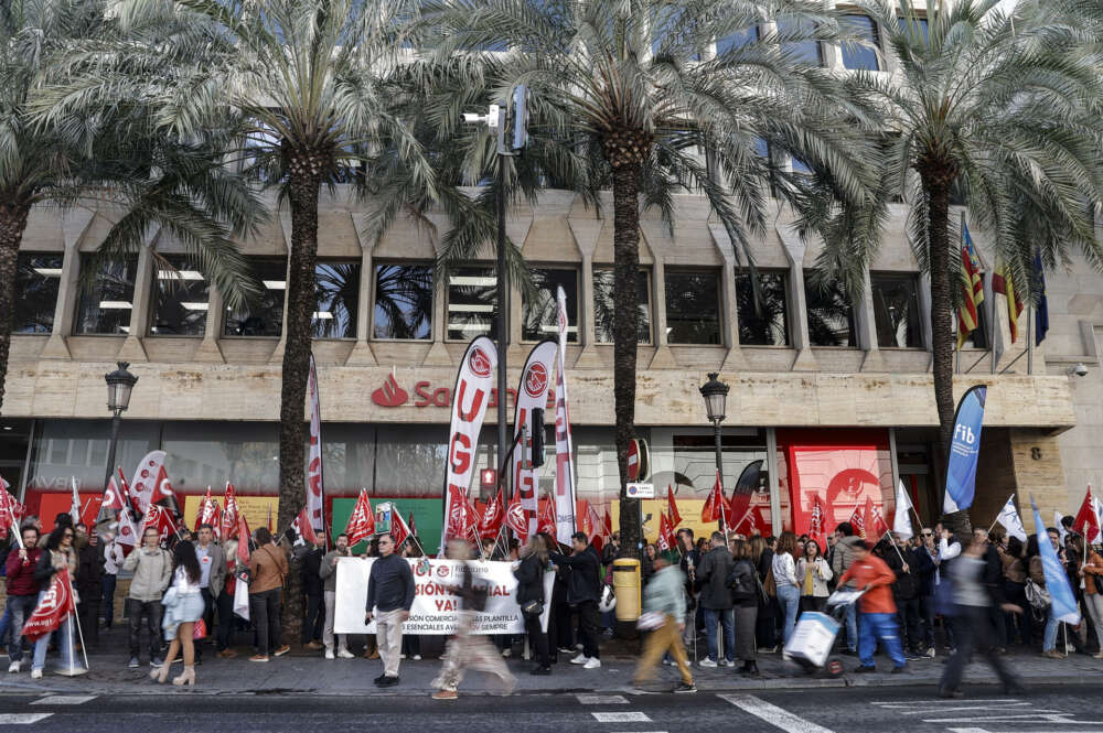 Protesta ante la sede del Santander en València. EFE/Manuel Bruque Kindelán Huelga