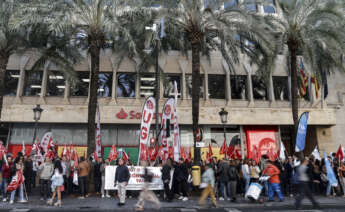 Protesta ante la sede del Santander en València. EFE/Manuel Bruque Kindelán Huelga
