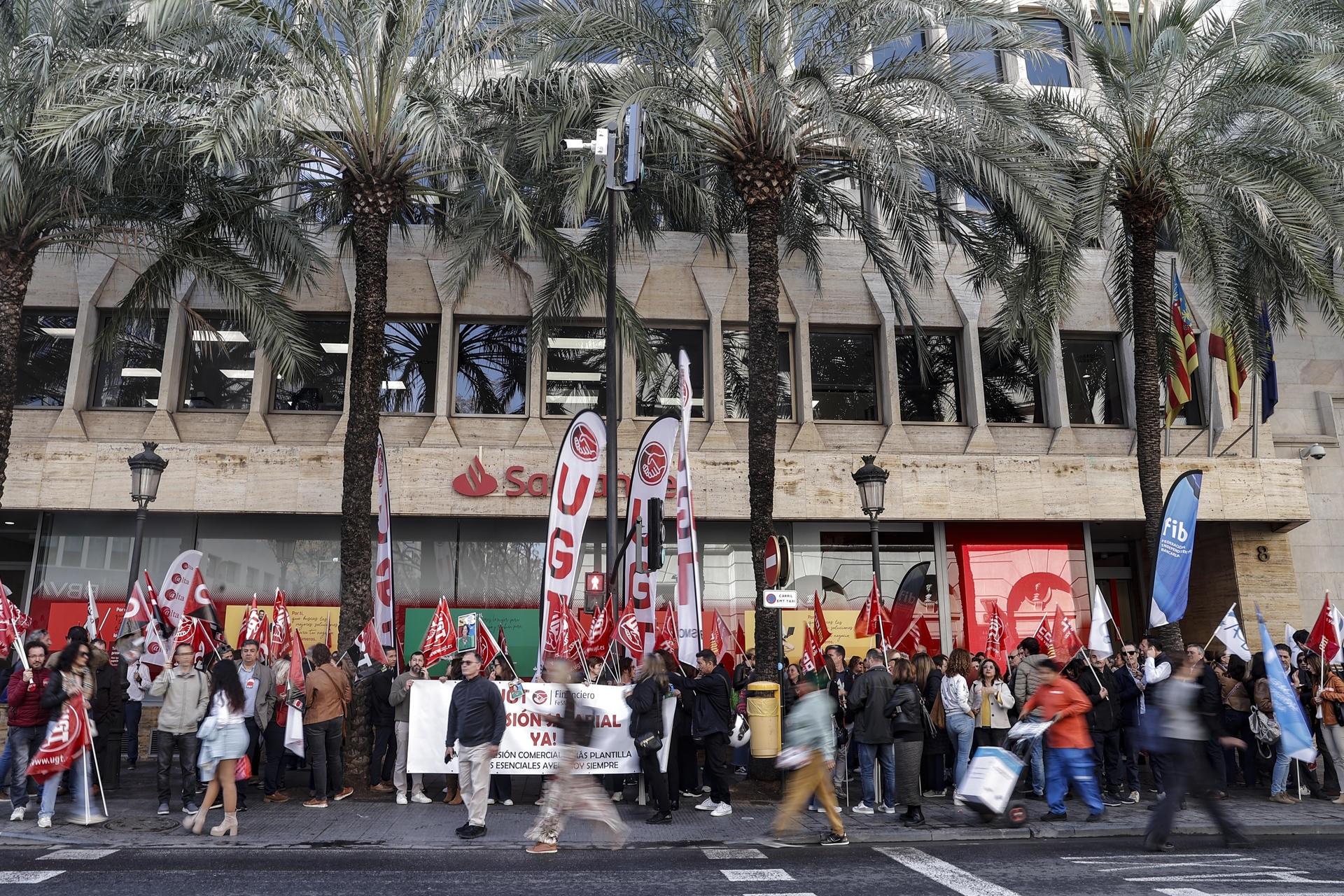 Protesta ante la sede del Santander en València. EFE/Manuel Bruque Kindelán Huelga