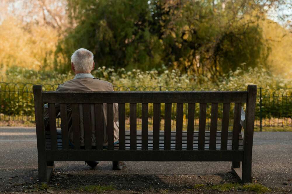 Un abuelo descansa en un banco. Foto: Freepik.