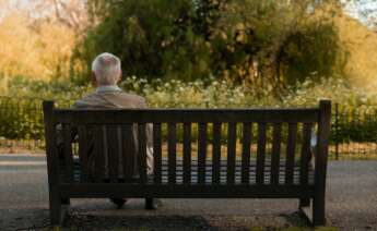 Un abuelo descansa en un banco. Foto: Freepik.