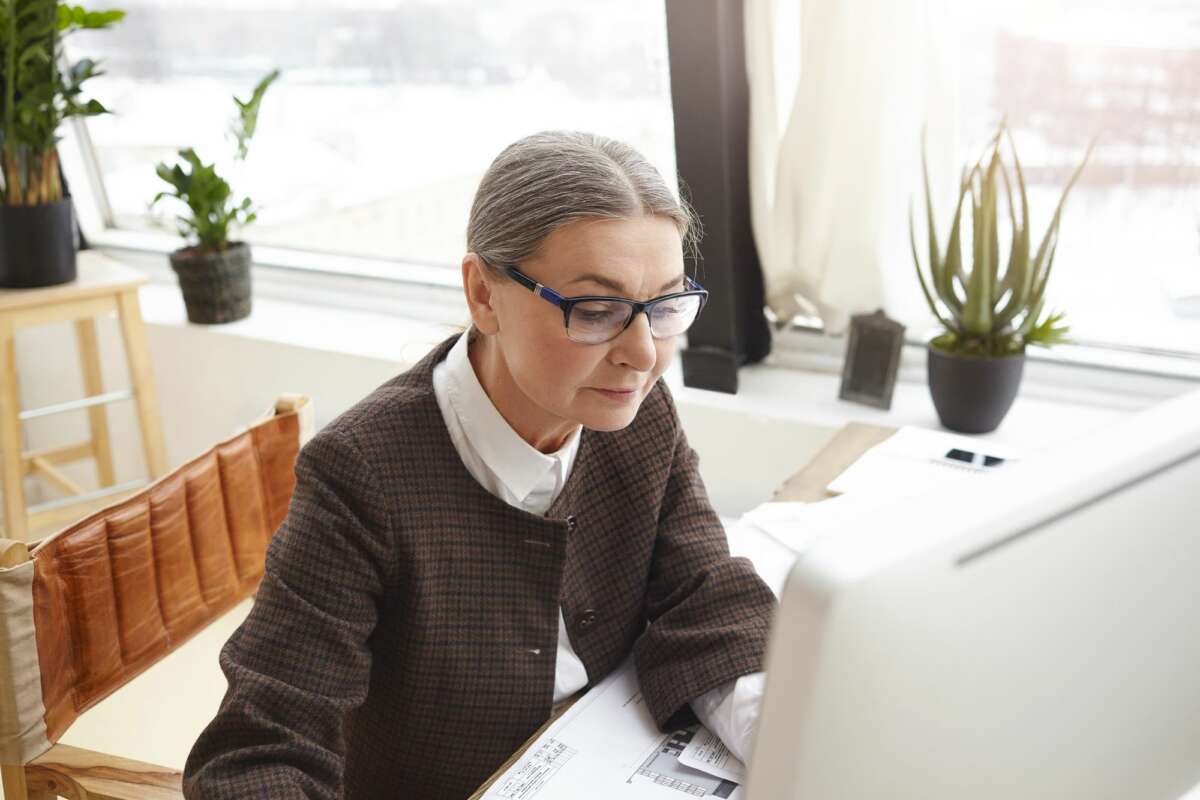 Una persona mayor utiliza el ordenador. Foto: Freepik.