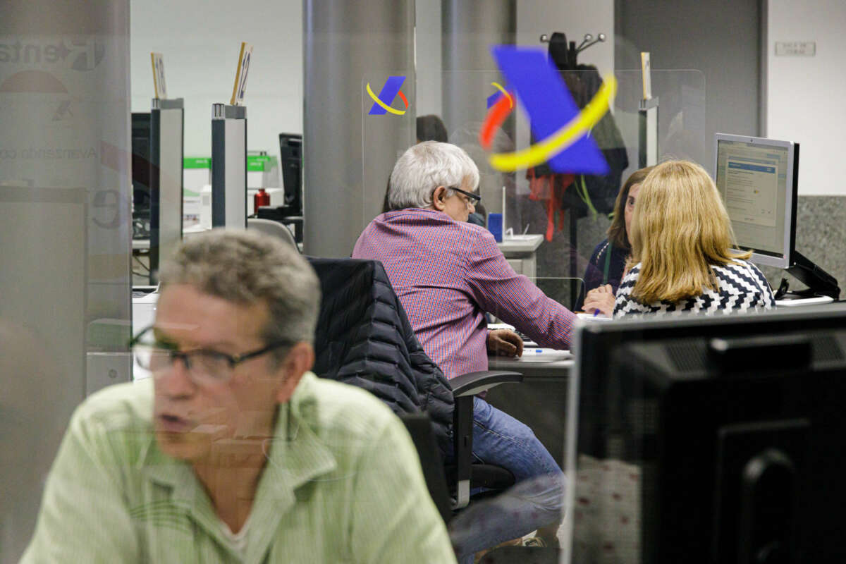 Varias personas son atendidas en la Agencia Tributaria para presentar la declaración de la renta. Foto:
Carlos Luján / Europa Press.