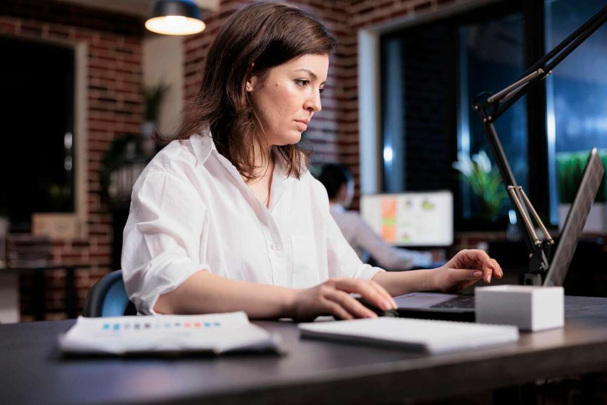 Una mujer realiza un trámite ante el ordenador. Foto: Freepik.