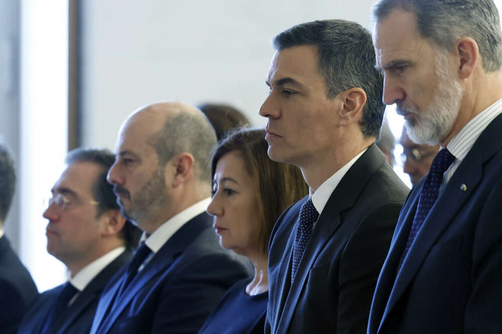 MADRID, 11/03/2024.- El rey Felipe VI, acompañado por el presidente del Gobierno, Pedro Sánchez (2d), la presidenta del Congreso de los Diputados, Francina Armengol (c), y el presidente del Senado, Pedro Rollán (2i), y el ministro de Exteriores, José Manuel Albares (i), asiste al acto conmemorativo del Día Europeo de las Víctimas del Terrorismo, creado como homenaje a las víctimas de los ataques de Madrid del 11 de marzo de 2004, celebrado este lunes en la Galería de las Colecciones Reales, en Madrid. EFE/ Chema Moya POOL