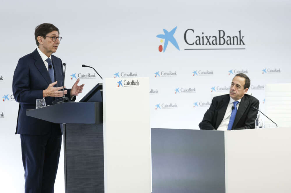 José Ignacio Goirigolzarri, presidente de Caixabank (izq.), y Gonzalo Gortázar, CEO. EFE