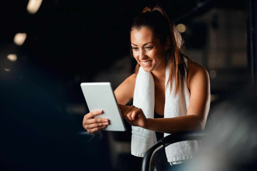 Una mujer practica ejercicio en un gimnasio. Foto: Freepik.