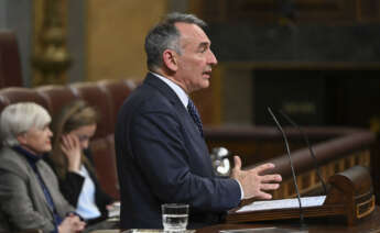 MADRID, 27/02/2024.- El diputado de Sumar Enrique Santiago interviene durante el pleno del Congreso, este martes. EFE/ Fernando Villar