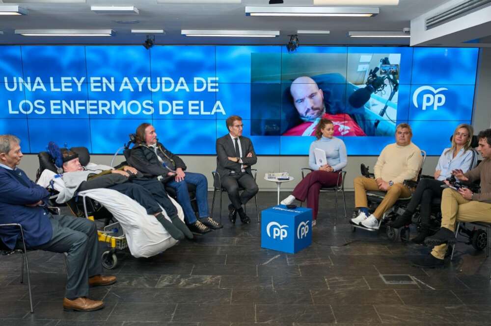 Feijóo se reúne con los miembros del Consorcio Nacional de Entidades de ELA (ConELA) | Foto de Diego Puerta/PP