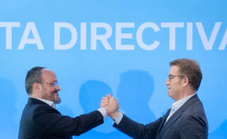 El presidente del PP, Alberto Núñez Feijóo, y el candidato de la formación en Cataluña, Alejandro Fernández. Foto: Europa Press.