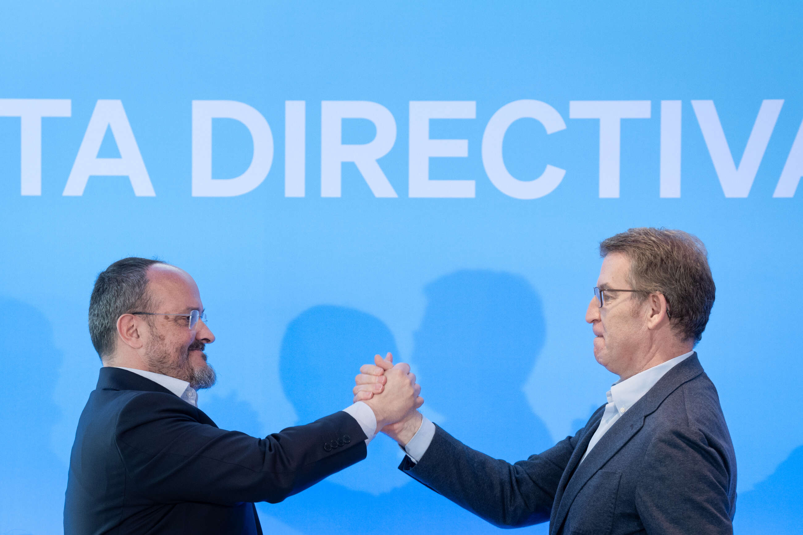 El presidente del PP, Alberto Núñez Feijóo, y el candidato de la formación en Cataluña, Alejandro Fernández. Foto: Europa Press.